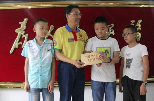 扶老人被讹诈 三名小孩收到5000元安慰奖
