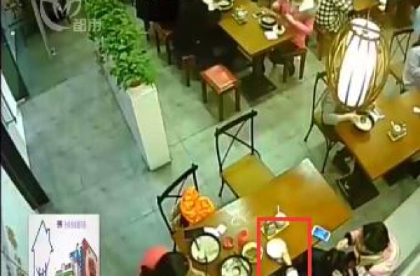 纳尼！女子用餐厅饭碗给孩子接尿 藏于桌下继续用餐