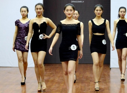 超吸睛!济南办“模拟艺考” 美女考生拼颜值大秀长腿