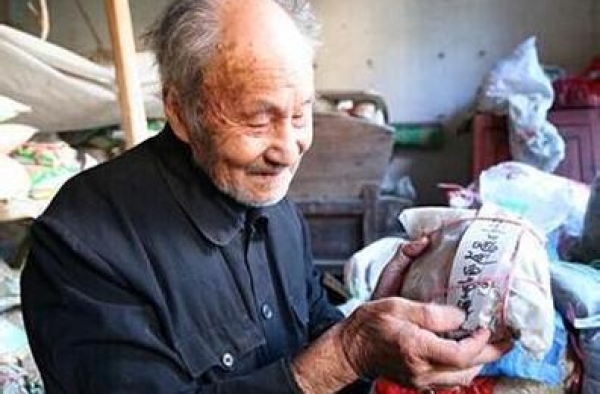 惊!九旬老汉患怪病每日“挤奶”两毫升 疑与暴饮暴食有关