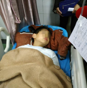 活久见!男子愤怒暴打11岁男童 因为乒乓球打不过他