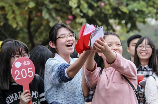 什么？“女生节”时广州高校竟然可以“竞拍男生”!