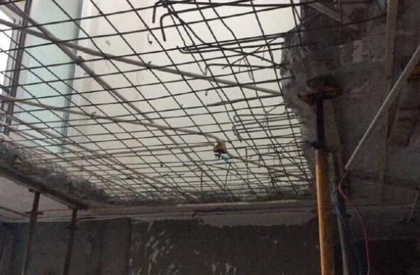 男子买房见瑕疵要求整改 数月后看房地板没了只剩钢筋