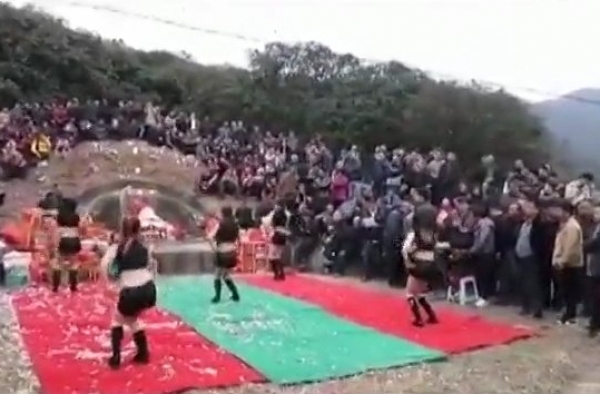 这个清明有点"浪"：汕尾请女子在坟前大跳热舞祭拜先人