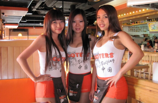 女服务员被投诉：胸太大给小孩看到不好 请换A罩杯