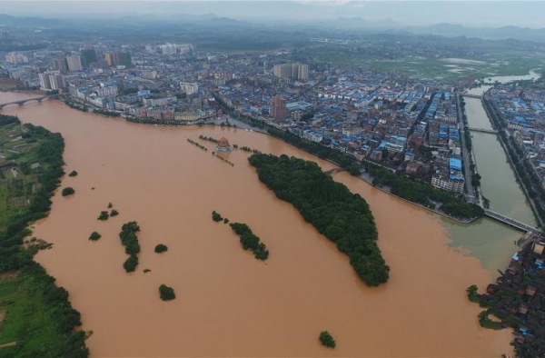湖南遭强降雨袭击河流越警戒水位 四处浑浊一片