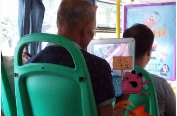 尴尬！老伯公交上放AV观看20多分钟 女乘客气愤无奈