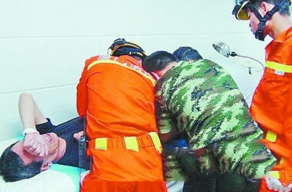 真会玩！男子生殖器被套牢48小时“头”肿得像鸡蛋