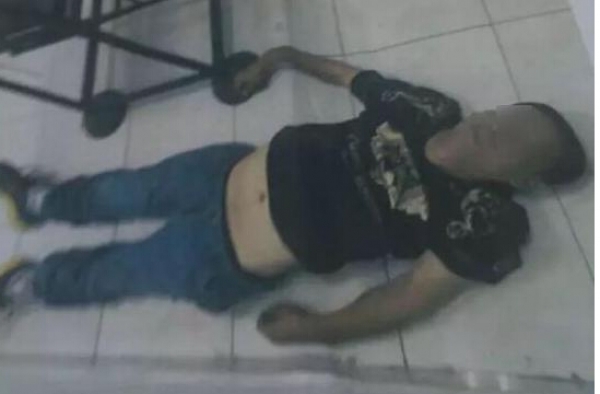 男子进派出所12小时后死亡：戴手铐脚镣 脖子有勒痕