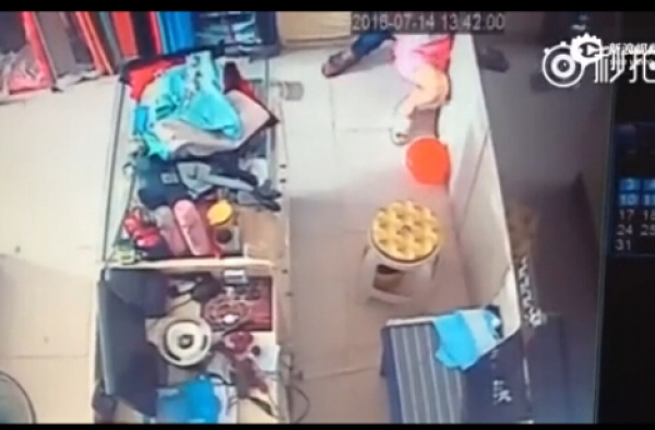 男子假意试衣服拖女店员欲行不轨 女子呼救狠咬逃走