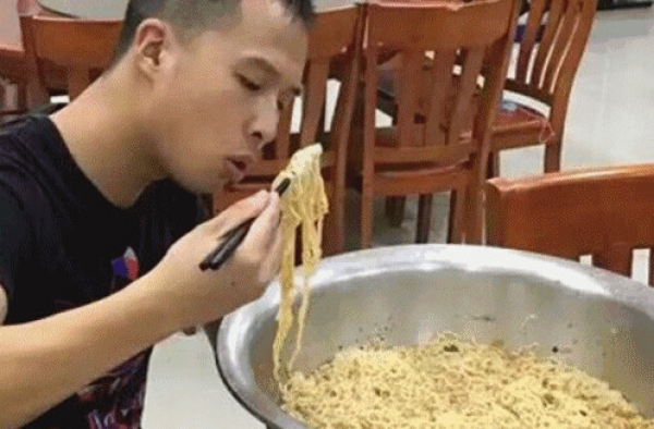 心酸！消防战士48小时未眠忙救火 一下吃光一盆面