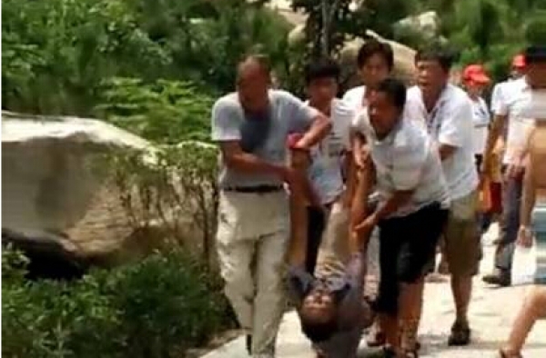死亡之旅!10岁男童掉进带电水池 父母去拉均触电丧命