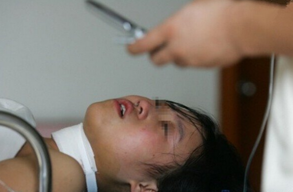 兰州男子嫌楼上噪音大 楼道内惨杀15岁女生后欲自杀