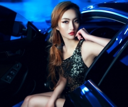 宽体奥迪炫酷改装 白皙性感长腿车模尽显妩媚