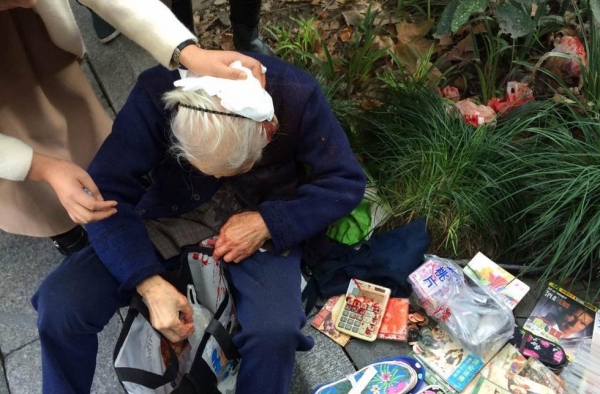 93岁网红“鞋垫奶奶”闹市卖鞋垫 竟被男子打成重伤