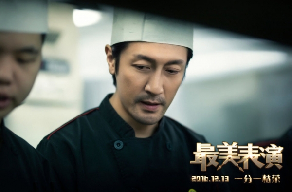 张鲁一面容憔悴显疲惫 独自抽烟似心事重重
