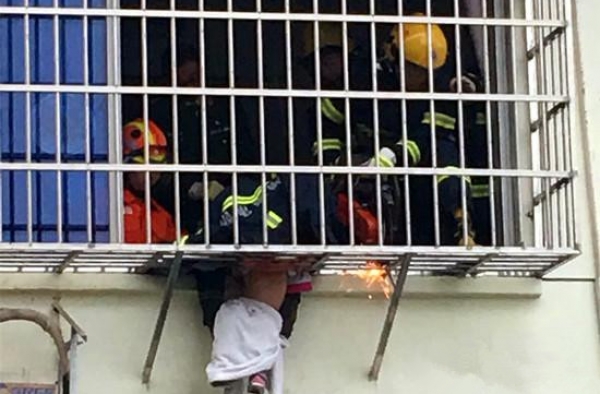 危险！两脚踩空两岁女童被卡防盗网 下半身悬在4楼