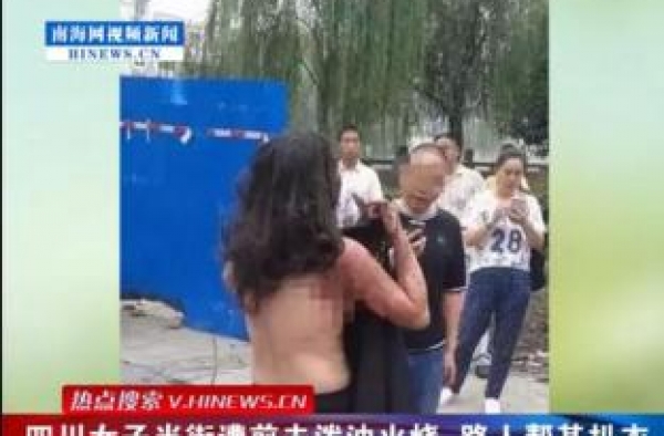 复婚遭拒男子火烧前妻 路人为其扒衣救火