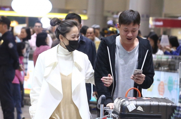 曝陈乔恩机场搂神秘男毫不避讳 原来是亲哥哥