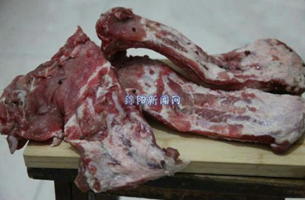 夜明猪?肉铺买排骨回家竟发蓝光 女子整个人都不好了
