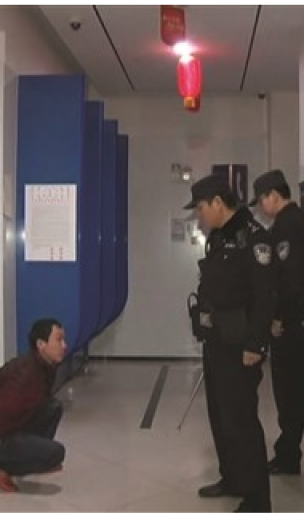 小伙子砸碎ATM机手掏钱 因离职后工资7天还未到账