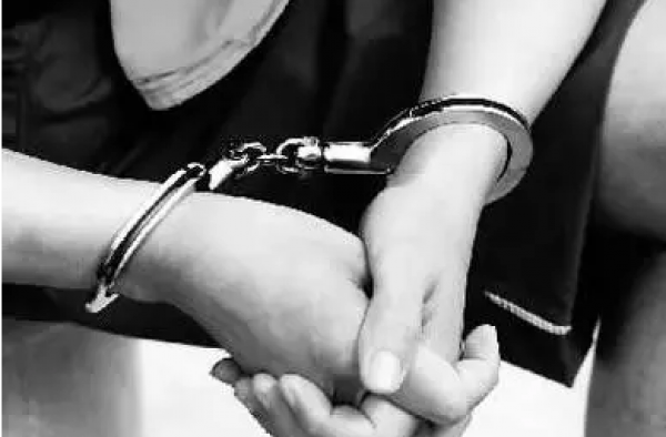 小偷入室盗窃被妻子情人抓到 放过之后自己接着偷情