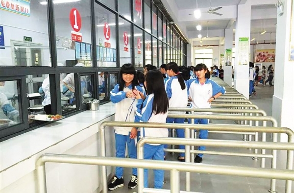 中学为禁早恋发出“最严校规”：男女生禁止同进出食堂