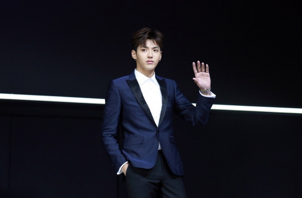 吴亦凡捞金狂做鬼脸 一身正装演绎呆萌帅