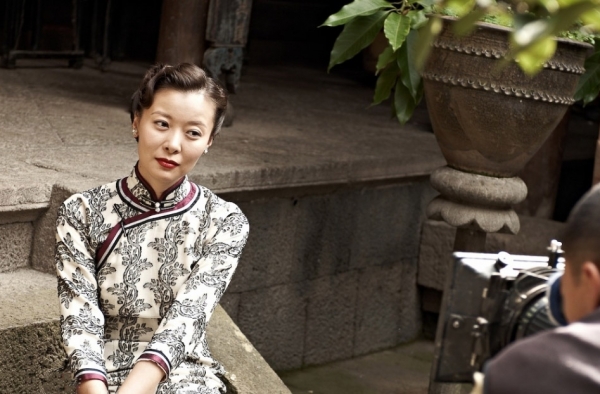 《人民》陆亦可化身旗袍美女 温柔知性