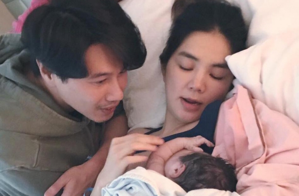 Ella宝宝正面照曝光 好姐妹相伴温馨甜蜜