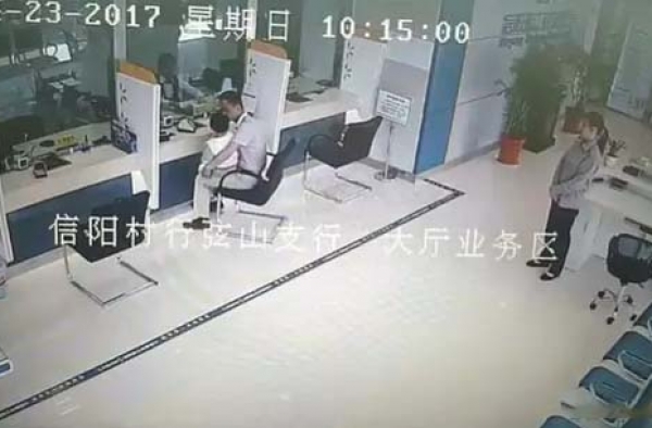 危险无处不在 银行填单台杀死2岁女孩