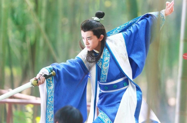 千玺少年屈原灵气逼人 《思美人》震撼开播