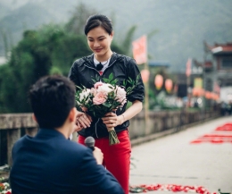 跳水女王吴敏霞要结婚了 张效诚求婚现场照曝光