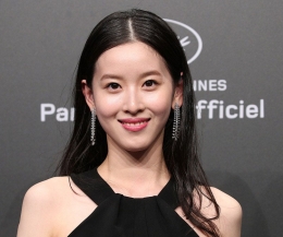 奶茶妹妹章泽天戛纳首现身 小露香肩秀时尚