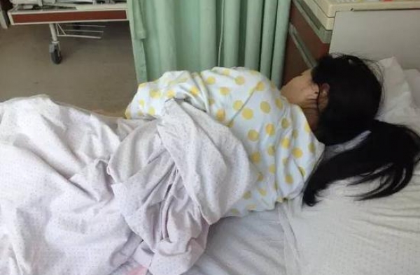 18岁姑娘自断脐带产子 男友消失不见