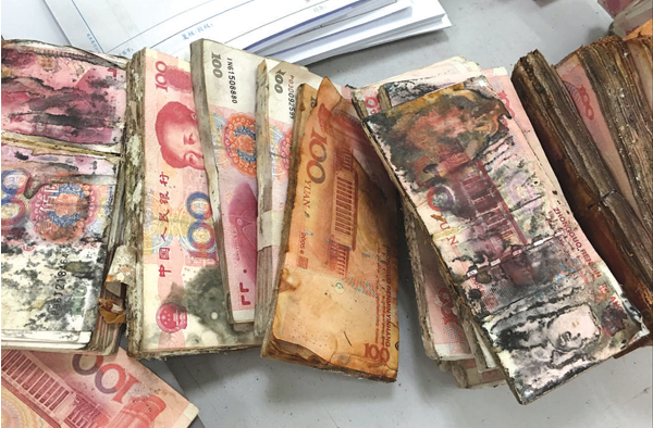 老人将20万现金藏床底3年 工作人员当场作呕