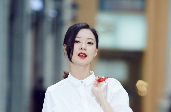国民闺蜜王汀街拍大秀美腿 干练短发优雅迷人