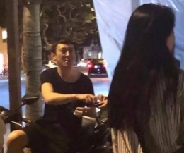 王思聪坐路边摩托车和美女闲聊
