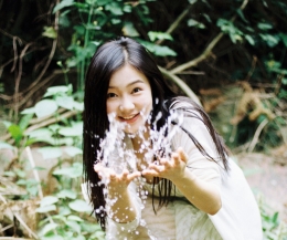 陈娅安小清新写真曝光 长发白裙尽显文艺女神范儿