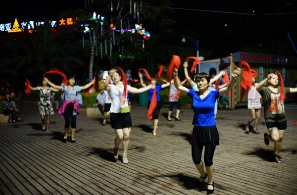 大妈高速跳广场舞 这心大程度妥妥地NO.1