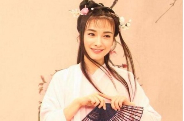 吴昕古装剧照流出被讽 网友为何直呼不要演古装？