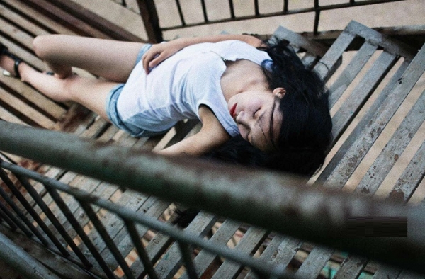 女子钢筋刺进头部倒地不起 又是高空抛物惹的祸！