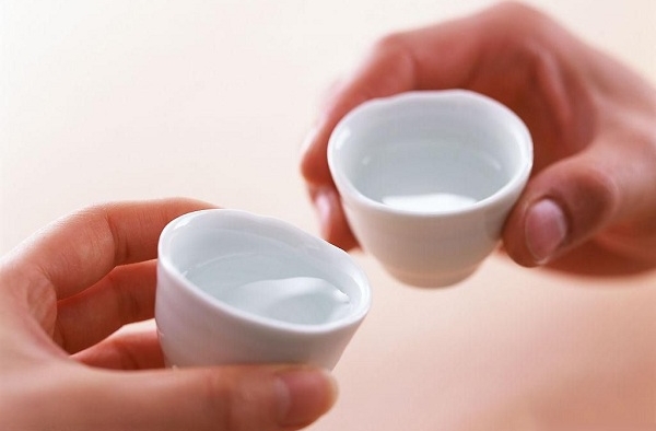 男子打赌饮6瓶白酒后不省人事 这智商基本告别白酒了
