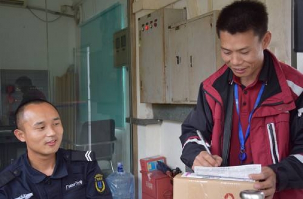 快递小哥打坏40部手机 年会老板奖励了他1辆车