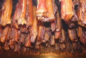 晒腊肉的图片火了 听说南方的大户都是这样晒腊肉的