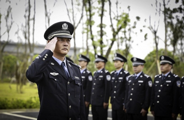 民警抓贼后向监控摄像头敬礼 网友点赞：又萌又帅