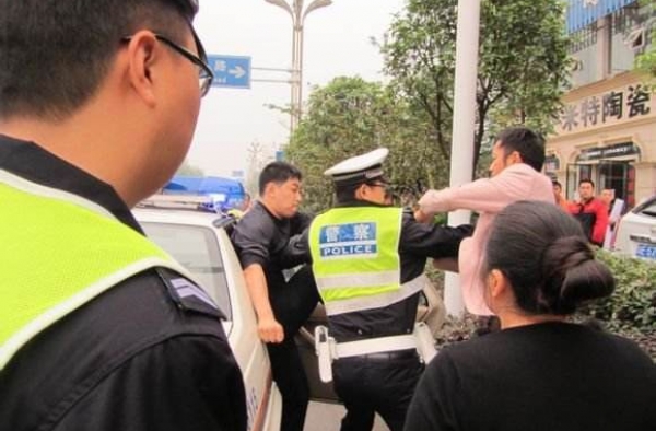 辅警被扇殴打对方 警方公布处理结果引网友不平