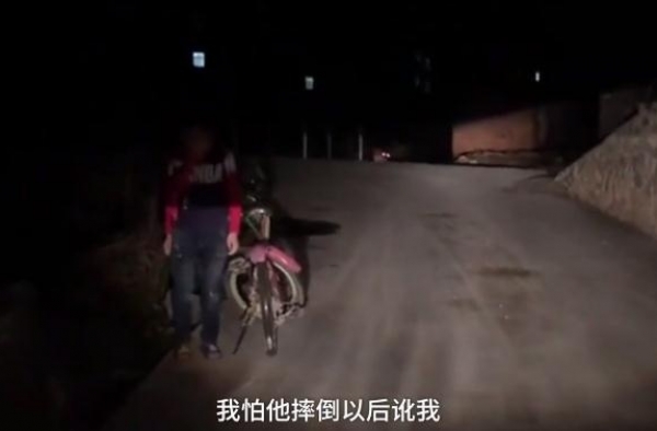 为小学生照亮夜路被鞠躬感谢 网友暖心点赞