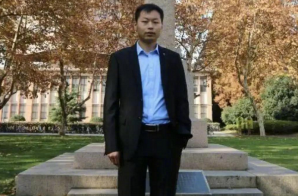 第一批90后成为大学教授 网友：请收下我的膝盖