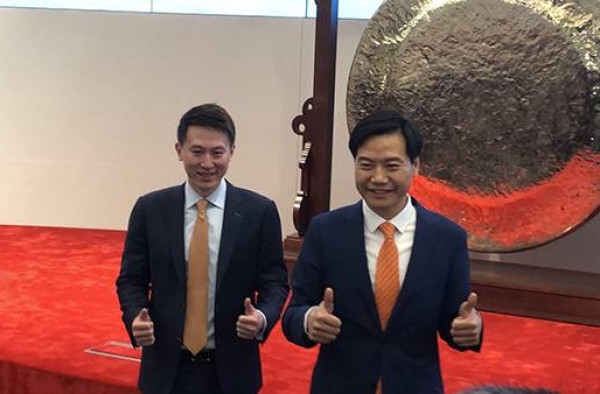 雷军携小米港交所上市 股票惨遭破发 估值下滑